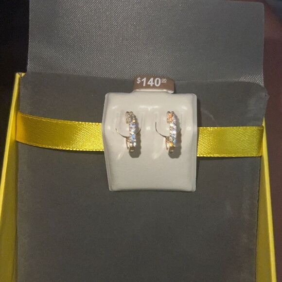 ✨Banger Cubic Zirconia Huggie Hoop Earrings in 10K Solid Gold✨ - Picture 6 of 9